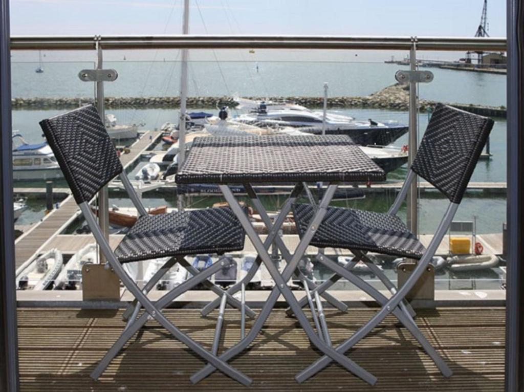 プールにあるLes Bateauxの船着き場(椅子2脚、テーブル1台付)