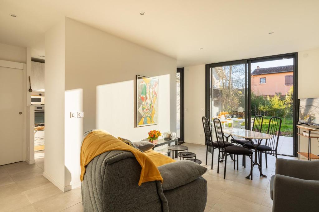 un salon avec un canapé et une table dans l'établissement DIFY Stoppa - Lyon Parilly, à Vénissieux