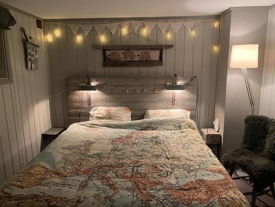 ein Schlafzimmer mit einem großen Bett und einer Karte darauf in der Unterkunft Bjørkli Lodge in Geilo