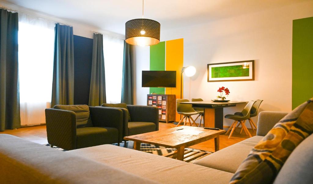 een woonkamer met een bank en een tafel bij Exclusive Apartment Schönbrunn in Wenen