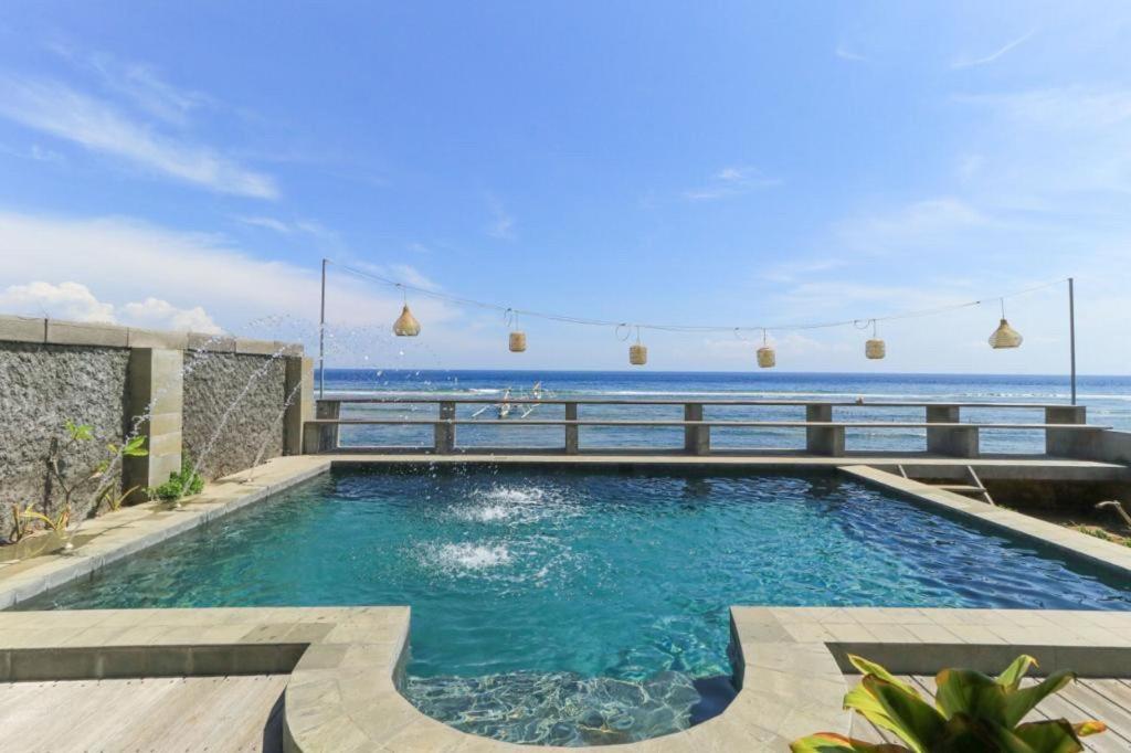 珀尼达岛Waterside inn Nusa Penida的以海洋为背景的游泳池