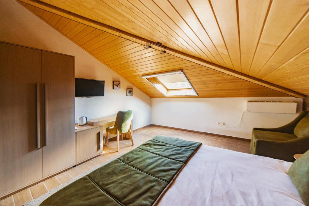 Postel nebo postele na pokoji v ubytování Seven Springs Hotel