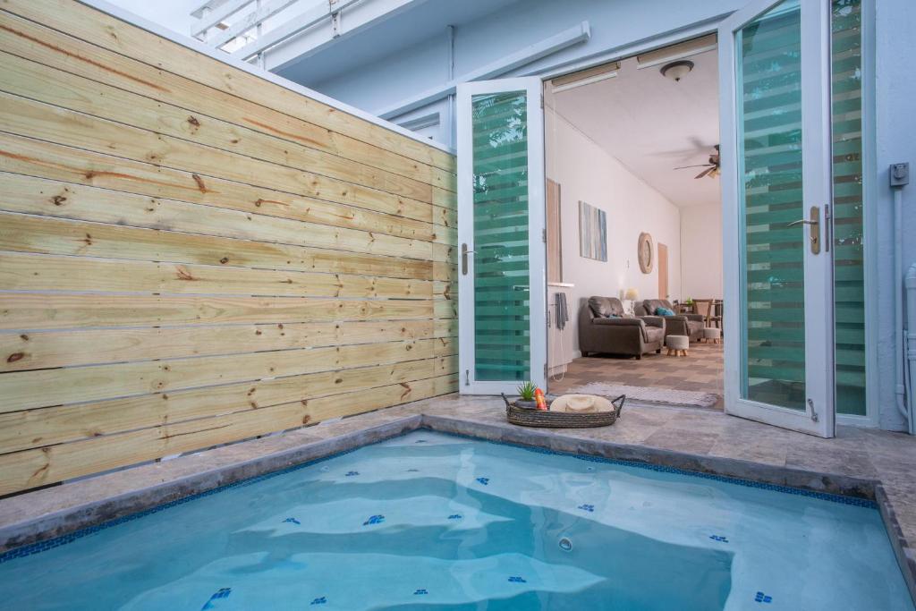 una piscina con una pared de madera en Casa Loba Suite 2 at 413 with private pool, en Rincón