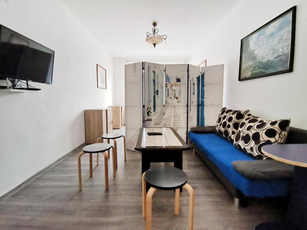sala de estar con sofá azul y mesa en byt s balkonem, en Žatec