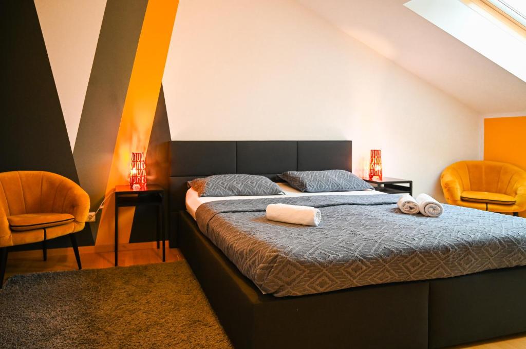 una camera con un letto e due sedie di Modern Suite City Center a Vienna