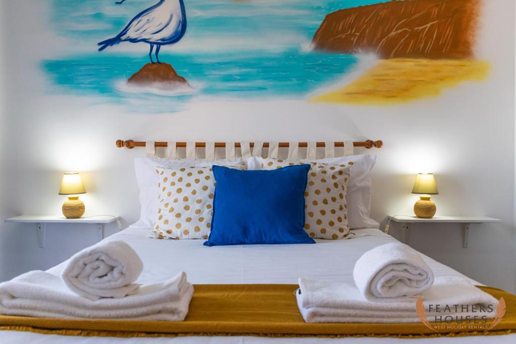 佩尼謝的住宿－Estrela do Mar，卧室配有一张床铺,墙上挂有鸟画
