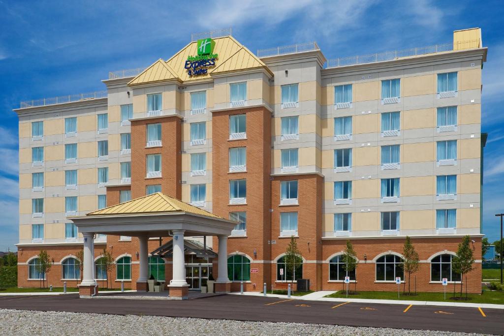 een hotelgebouw met een prieel ervoor bij Holiday Inn Express Hotel & Suites Clarington - Bowmanville, an IHG Hotel in Bowmanville
