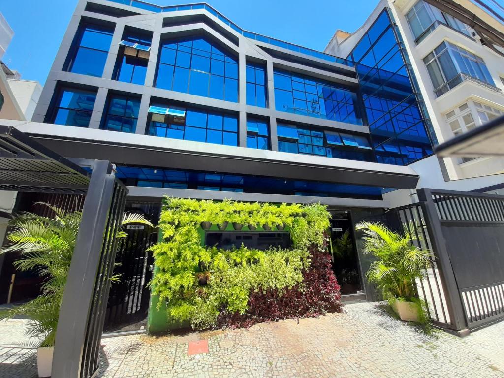 a building with a green hedge in front of it at BAMBINA HOTEL -Adultos Somente in Rio de Janeiro