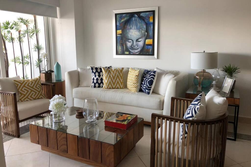 - un salon avec un canapé et une table dans l'établissement Luxury Apartment in Nuevo Vallarta Villamagna Condo, à Nuevo Vallarta