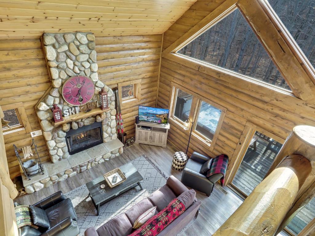 Χώρος καθιστικού στο 832 Mountain Cabin
