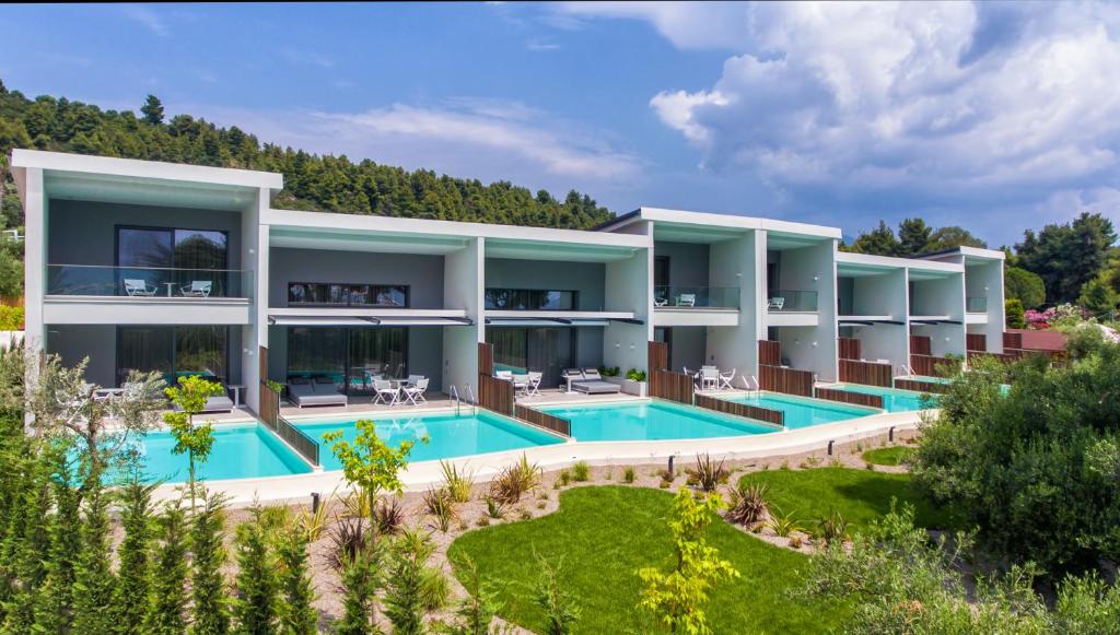 uma imagem de uma villa com piscina em Lagomandra Luxury Suites with Private Pools em Nikiti
