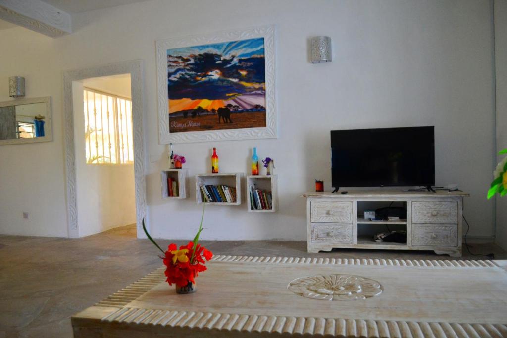 TV a/nebo společenská místnost v ubytování Kimya House, Watamu