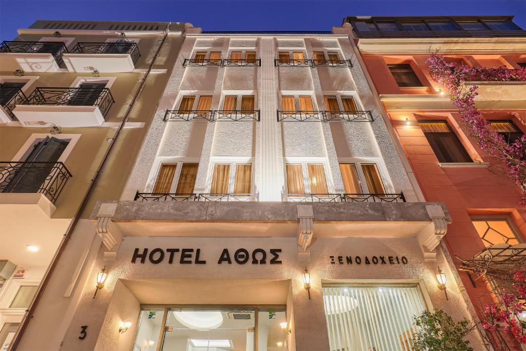 um hotel aces sinal na lateral de um edifício em Athos Hotel em Atenas
