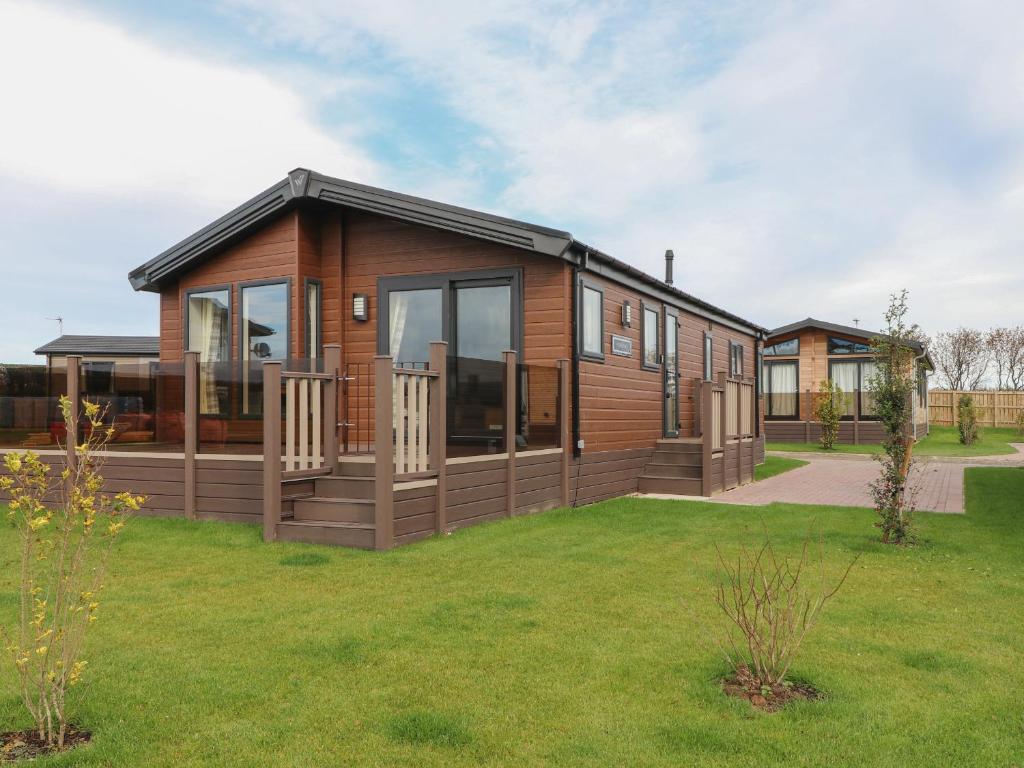 a modular home with a large yard at Sea Holly Lodge in Saltburn-by-the-Sea
