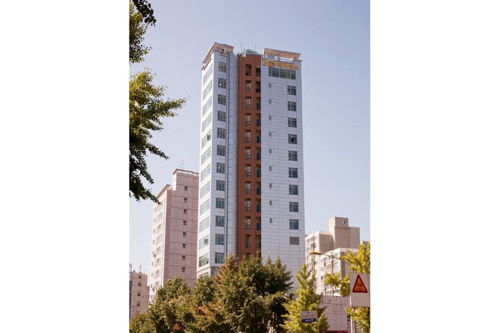wysoki biały budynek w mieście w obiekcie YD Residence w Seulu