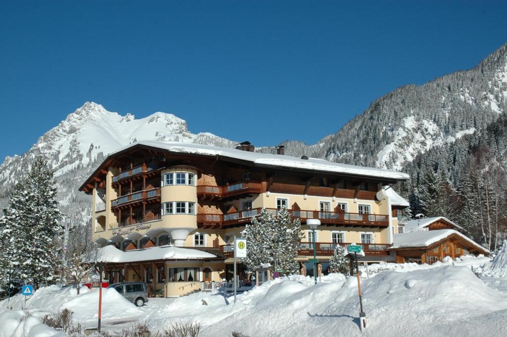 eine Skihütte in den Bergen mit Schnee auf dem Boden in der Unterkunft Hotel Lumberger Hof in Grän