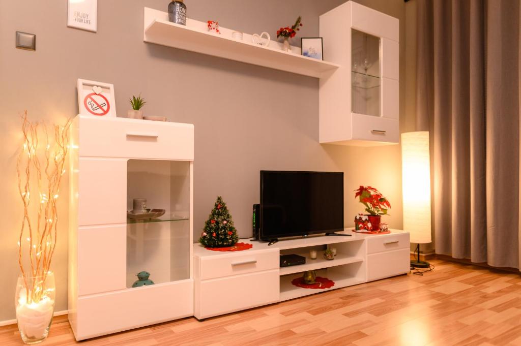 Televízia a/alebo spoločenská miestnosť v ubytovaní Lumos Apartment