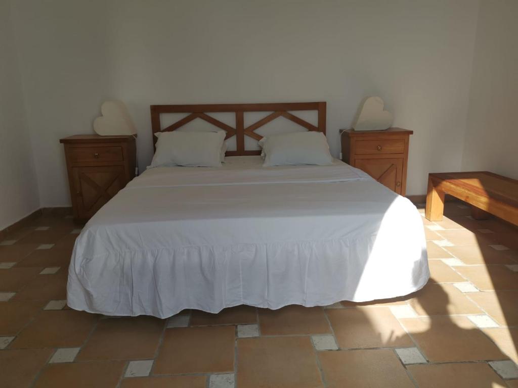 Una cama o camas en una habitación de Quinta Velha Cabanas de Tavira Jolie 208 by Algarent