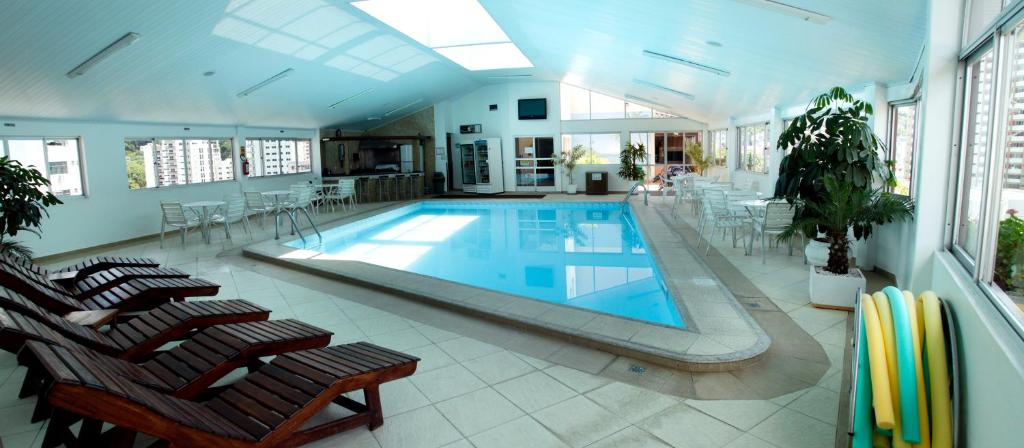 若阿薩巴的住宿－雅拉瓜酒店，一座带椅子的大型游泳池