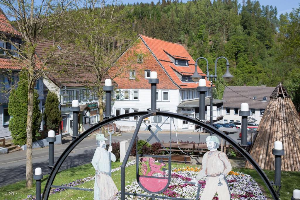 duas estátuas de mulheres atrás de um portão em Historisches Hotel Rathaus em Lautenthal