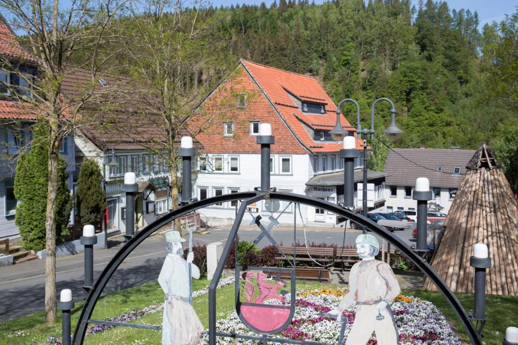 zwei Frauenstatuen hinter einem Tor in der Unterkunft Historisches Hotel Rathaus in Lautenthal
