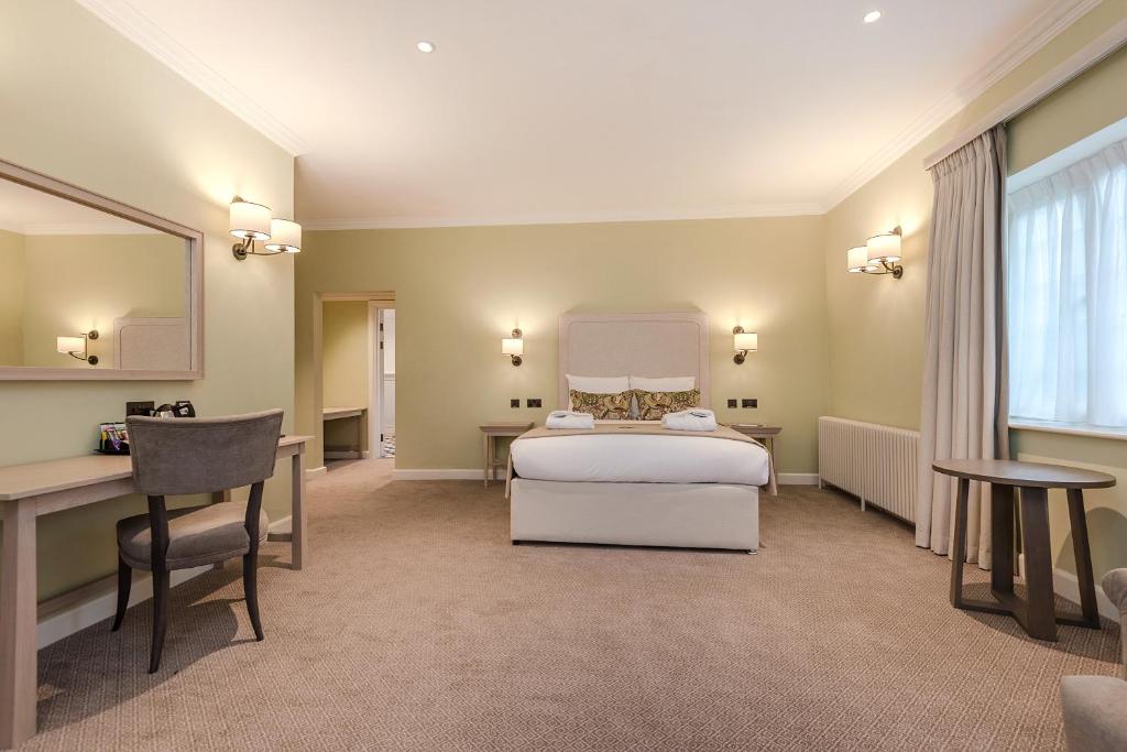Postel nebo postele na pokoji v ubytování Edgbaston Park Hotel Birmingham