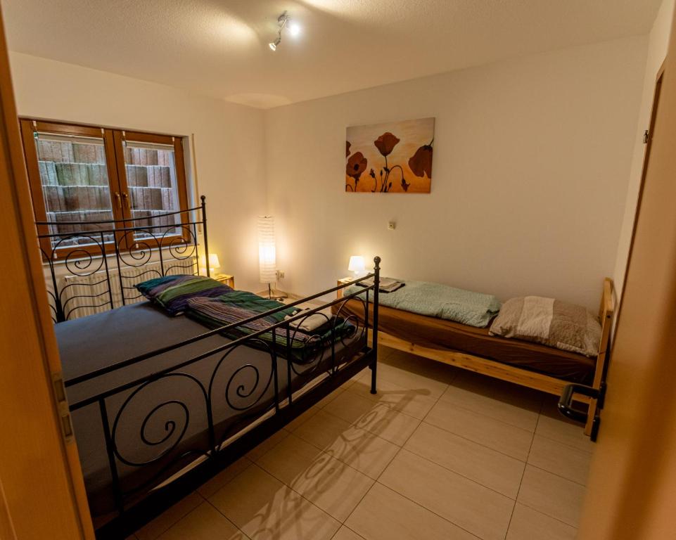 a bedroom with two bunk beds and a window at 105 m2 Arbeiterwohnung mit 2 extra Schlafzimmern für 7 Personen in Wörrstadt