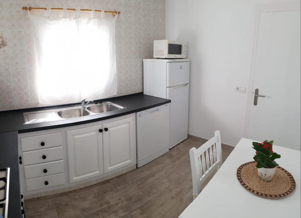 Kuchyň nebo kuchyňský kout v ubytování CA NA CATALINA DEN ANDREU