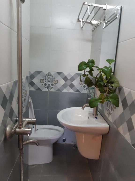un bagno con lavandino, water e specchio di My Dream Hotel a Da Lat