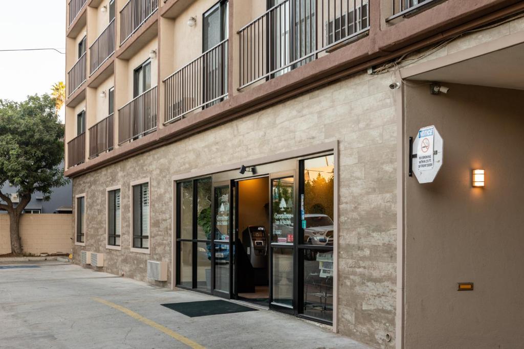 阿罕布拉的住宿－GreenTree Inn & Suites Los Angeles - Alhambra - Pasadena，大楼前方的玻璃门