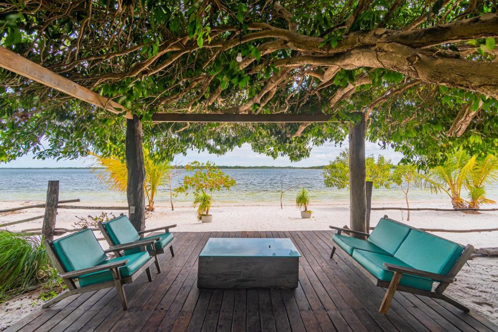 dwa krzesła i stół na plaży w obiekcie Villa Papagaio w mieście Jijoca de Jericoacoara