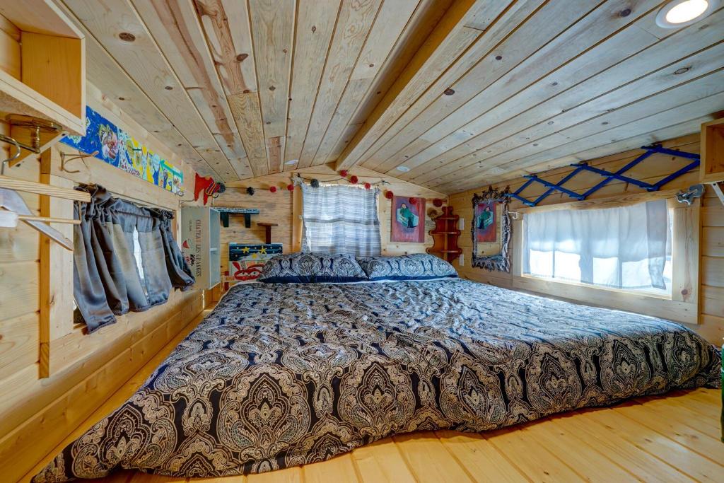 Postel nebo postele na pokoji v ubytování Tiny House Leadville Colorado