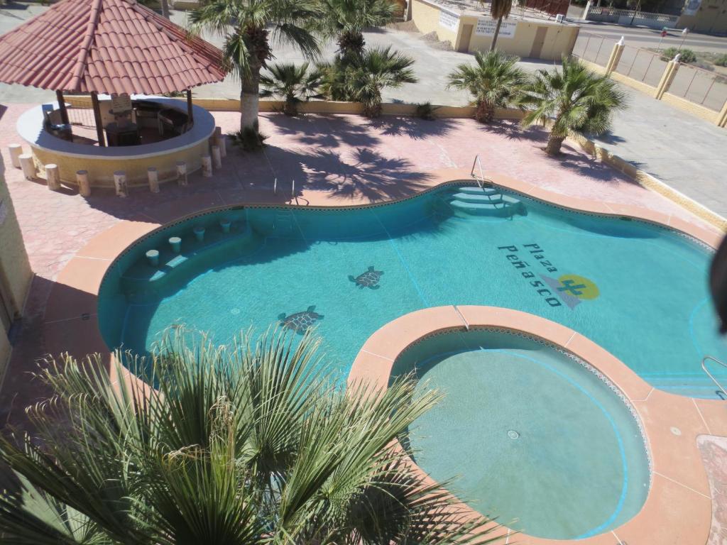 an overhead view of a swimming pool in a resort at Hotel Plaza Peñasco in Puerto Peñasco