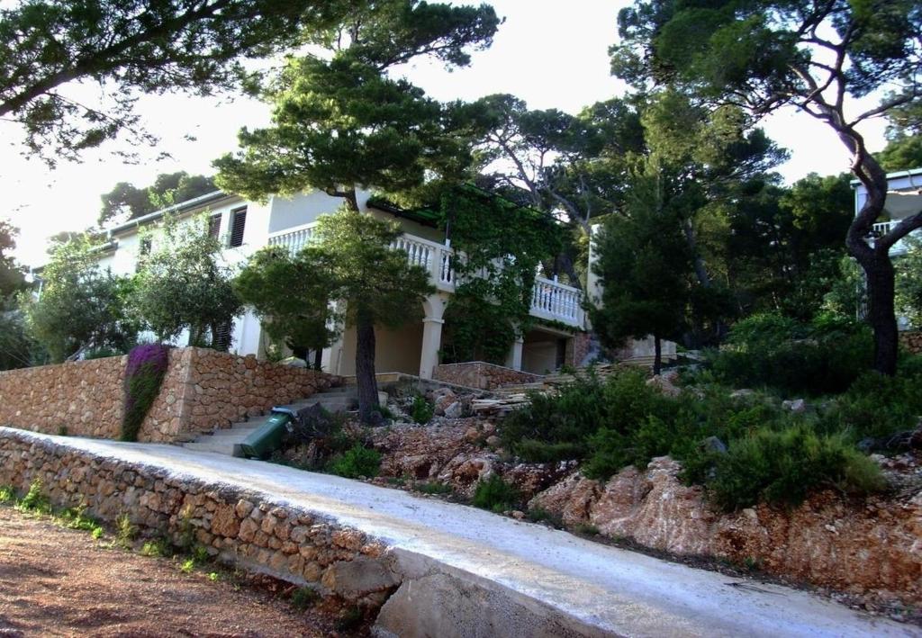 una casa con una pared de piedra junto a un jardín en Apartments Var - with nice garden en Sveta Nedelja