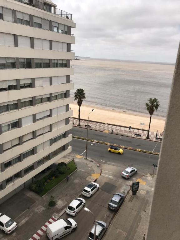 un estacionamiento junto a un edificio y la playa en Apartamento en POCITOS vista al mar en Montevideo