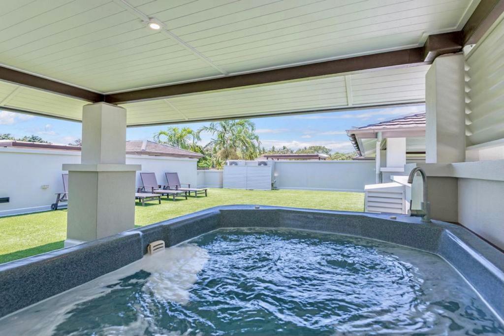 Bazén v ubytování Luxury Apartments at Temple Resort and Spa Port Douglas nebo v jeho okolí