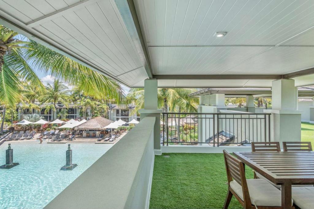 Bazén v ubytování Luxury Apartments at Temple Resort and Spa Port Douglas nebo v jeho okolí