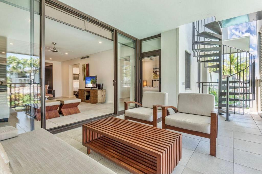 Posezení v ubytování Luxury Apartments at Temple Resort and Spa Port Douglas