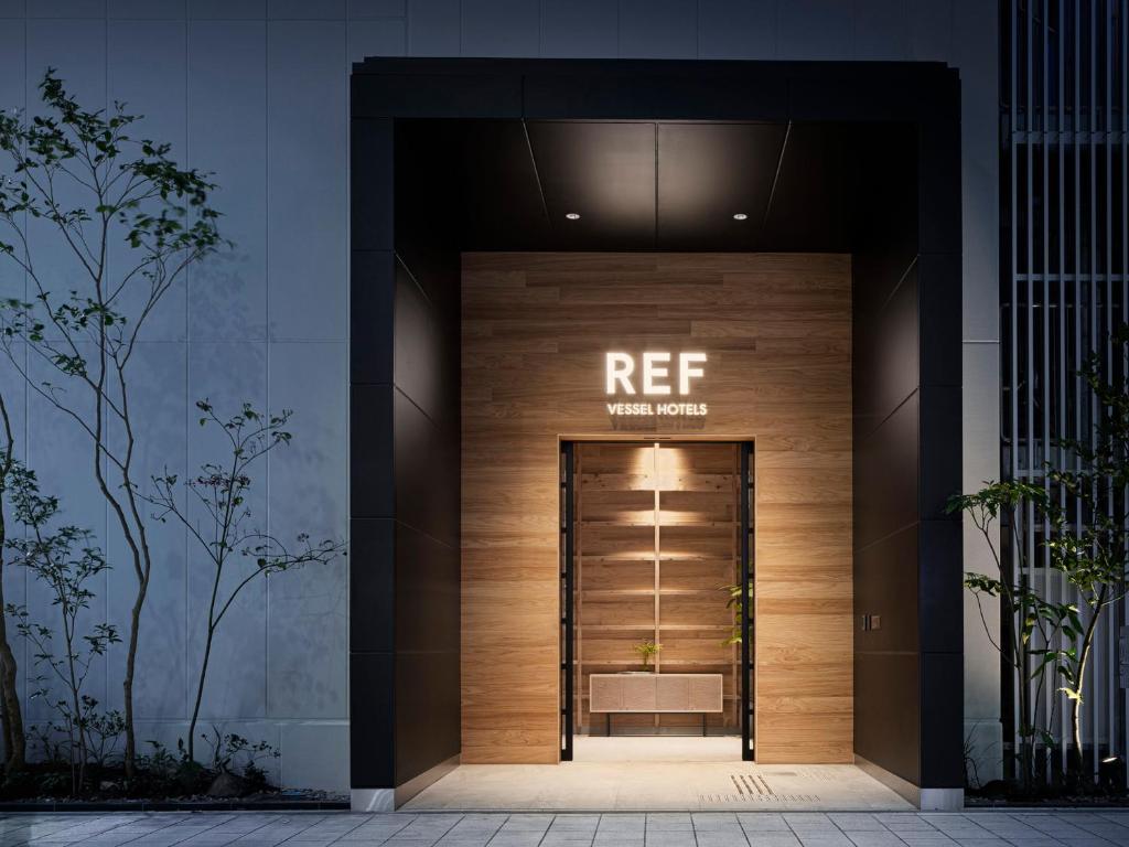 um sinal de referência sobre a entrada de um edifício em REF Kumamoto by VESSEL HOTELS em Kumamoto