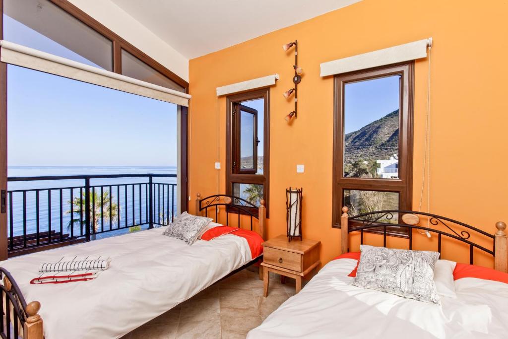 Postel nebo postele na pokoji v ubytování Kallinousa Beach Villa