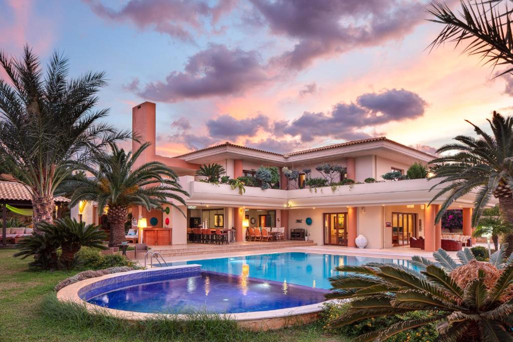 Palm Hill Villa, Royal Retreat!