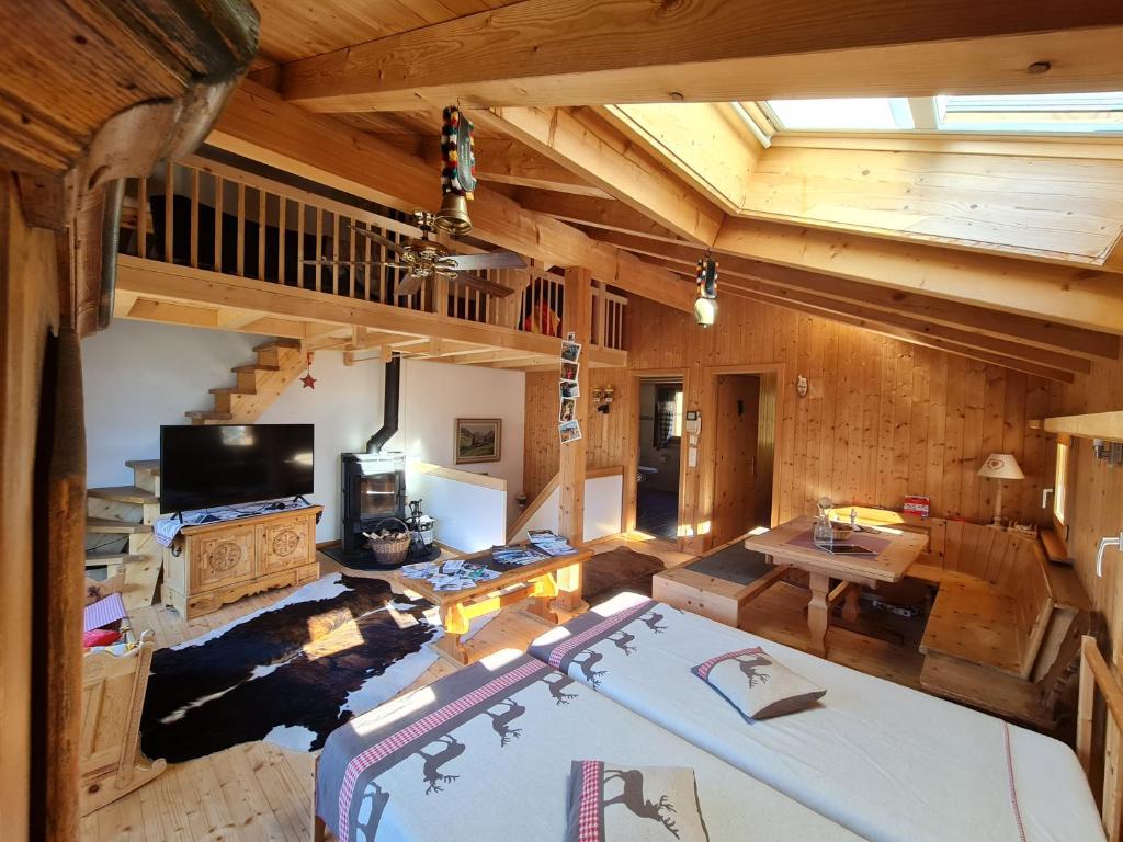 an overhead view of a living room in a log cabin at Ferienhaus & Ferienwohnung Wiñay Wayna Gotschna Blick Klosters in Klosters Serneus
