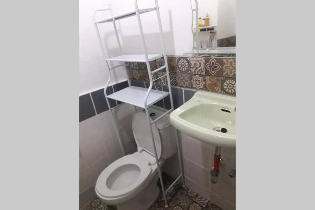 bagno con servizi igienici e lavandino di Jen's place ad Antipolo