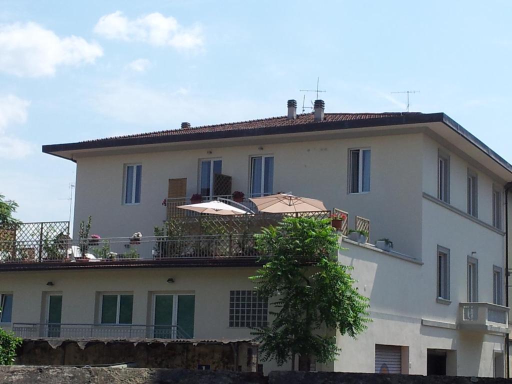 un edificio con 2 sombrillas en el balcón en Lodges le Mura, en Florencia