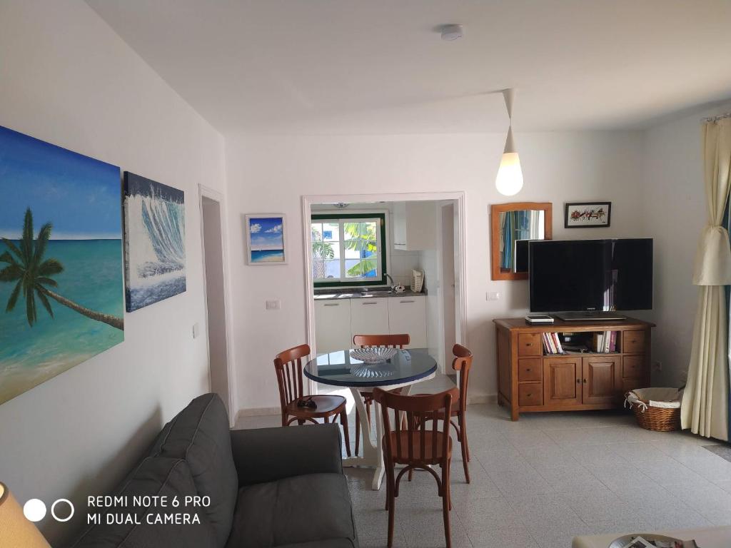 A television and/or entertainment centre at Caracola azul