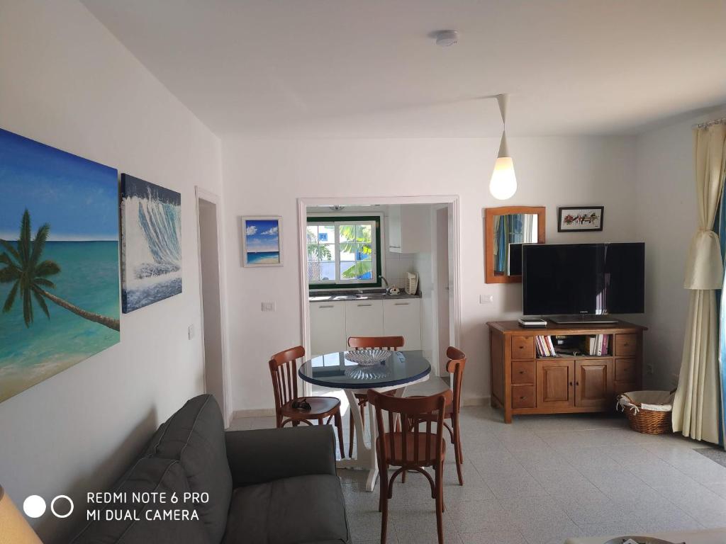 A television and/or entertainment centre at Caracola azul