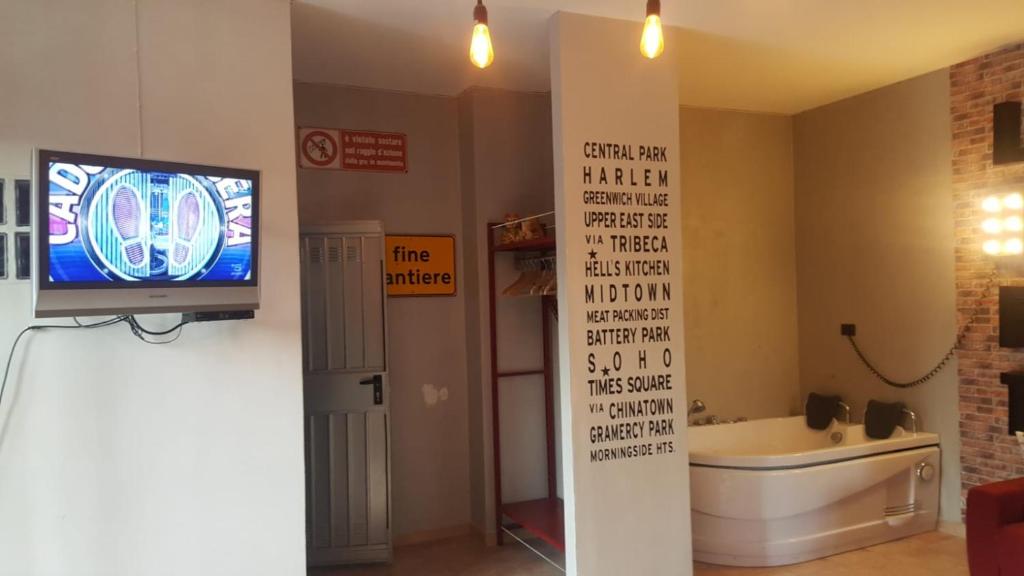 TV a/nebo společenská místnost v ubytování B&B La Corte Dei Samidagi