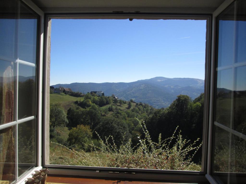 ventana con vistas a la montaña en le gîte de la Tourette, en Hohrod