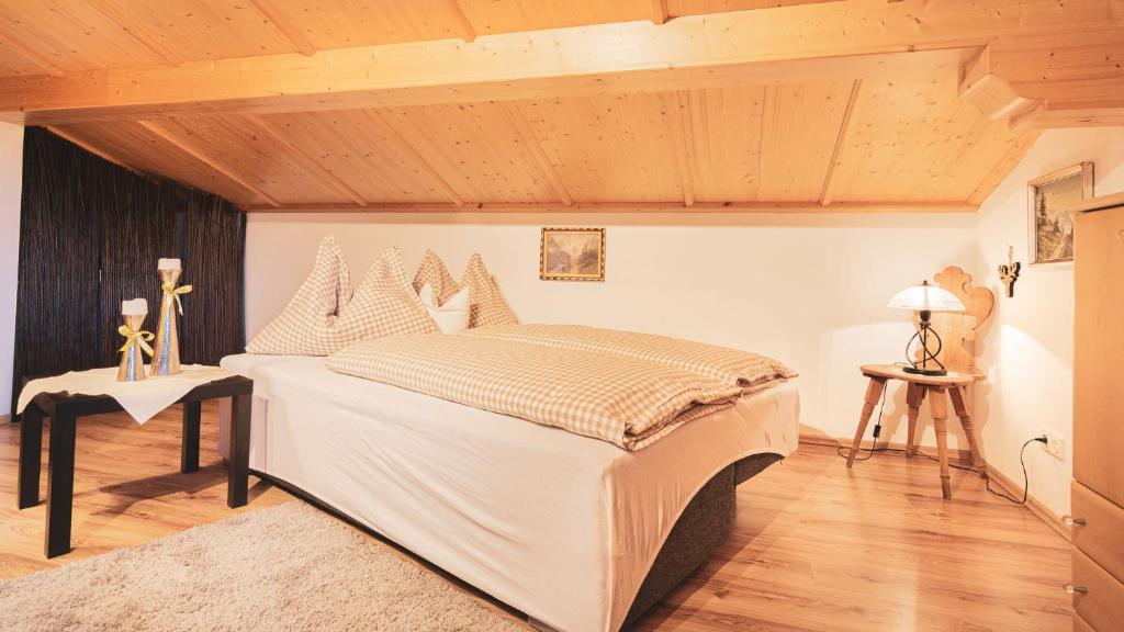 Postel nebo postele na pokoji v ubytování Stubaier Bauern Appartement