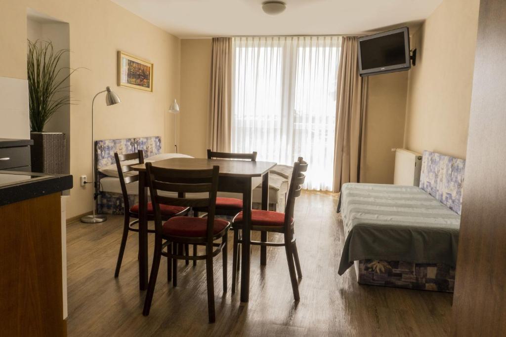 TV a/nebo společenská místnost v ubytování Studia a apartmány U Karla